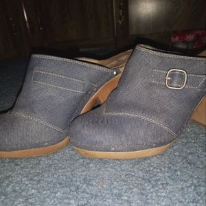 Highlights clog heels